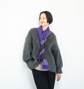 WAKKA　ウールイージーマフラー　バイオレットカラー　ねじねじ　着用画像
