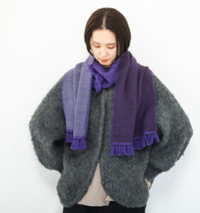 WAKKA　ウールイージーマフラー　バイオレットカラー　着用画像