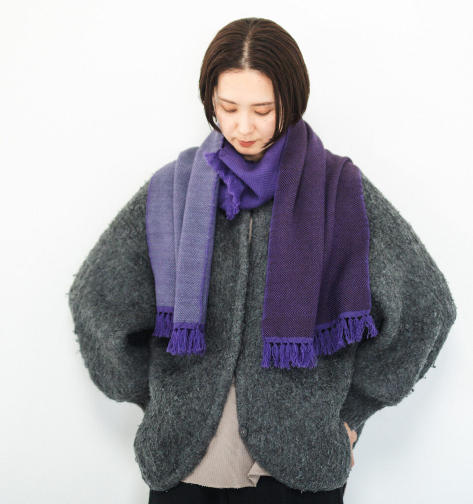 WAKKA　ウールイージーマフラー　バイオレットカラー　着用画像