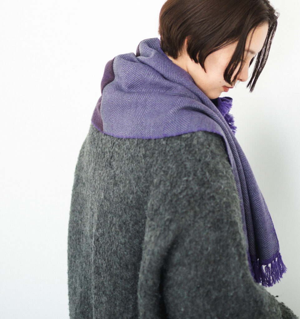 WAKKA　ウールイージーマフラー　バイオレットカラー　着用画像