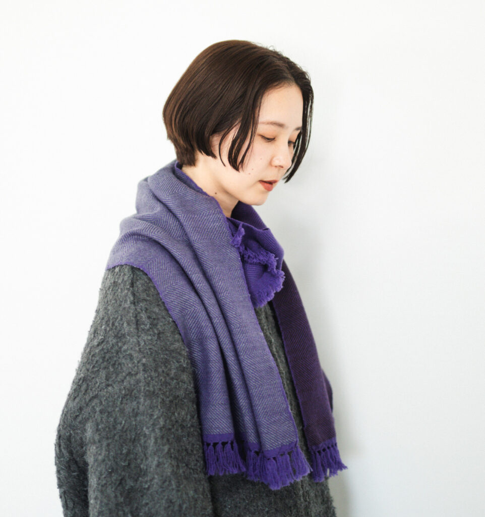 WAKKA　ウールイージーマフラー　バイオレットカラー　着用画像