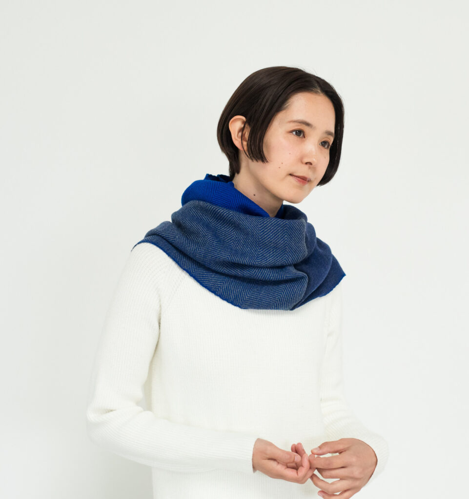 WAKKA　ウールイージーマフラー　ブルー着用画像