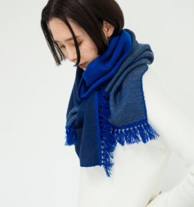 WAKKA　ウールイージーマフラー　ブルー着用画像