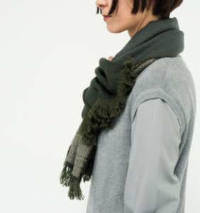 WAKKA　ウールイージーマフラー　モスグリーン着用画像