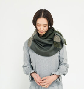 WAKKA　ウールイージーマフラー　モスグリーン着用画像