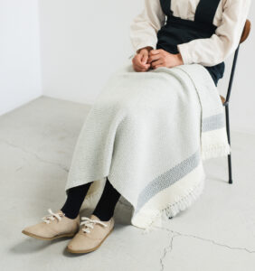 ウールブランケットショール　グラスパターン　KAWARIシリーズ　着用画像