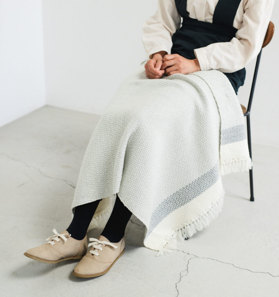 ウールブランケットショール　グラスパターン　KAWARIシリーズ　着用画像