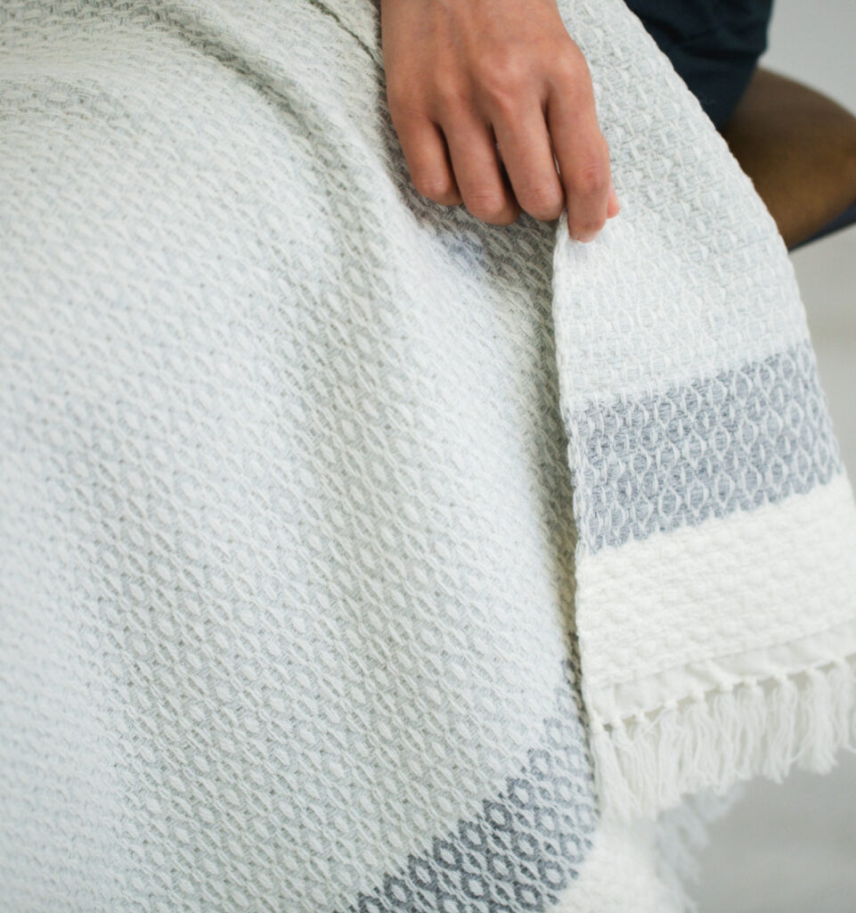 ウールブランケットショール　グラスパターン　KAWARIシリーズ　着用画像