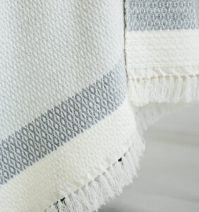 ウールブランケットショール　グラスパターン　KAWARIシリーズ　着用画像