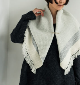 ウールブランケットショール　グラスパターン　KAWARIシリーズ　着用画像