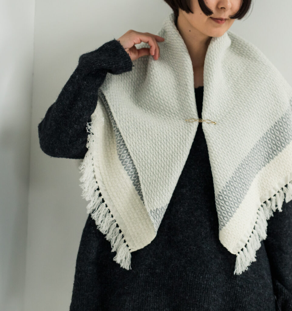 ウールブランケットショール　グラスパターン　KAWARIシリーズ　着用画像