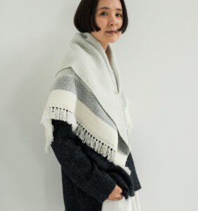 ウールブランケットショール　グラスパターン　KAWARIシリーズ　着用画像