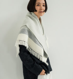 ウールブランケットショール　グラスパターン　KAWARIシリーズ　着用画像