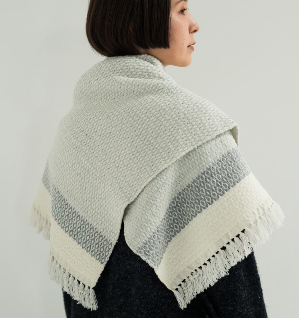 ウールブランケットショール　グラスパターン　KAWARIシリーズ　着用画像