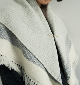 ウールブランケットショール　グラスパターン　KAWARIシリーズ　着用画像