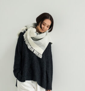 ウールブランケットショール　グラスパターン　KAWARIシリーズ　着用画像