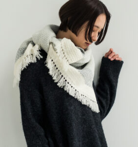 ウールブランケットショール　グラスパターン　KAWARIシリーズ　着用画像
