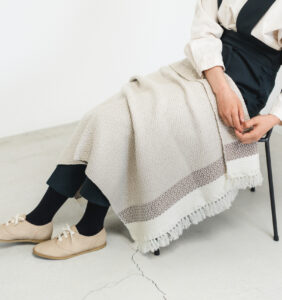 ウールブランケットショール　グラスパターン　KAWARIシリーズ　着用画像