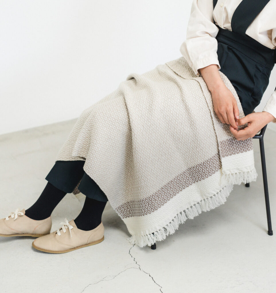 ウールブランケットショール　グラスパターン　KAWARIシリーズ　着用画像