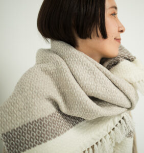 ウールブランケットショール　グラスパターン　KAWARIシリーズ　着用画像