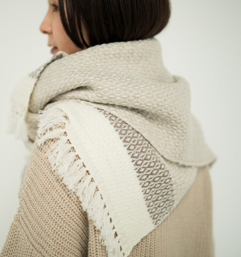 ウールブランケットショール　グラスパターン　KAWARIシリーズ　着用画像