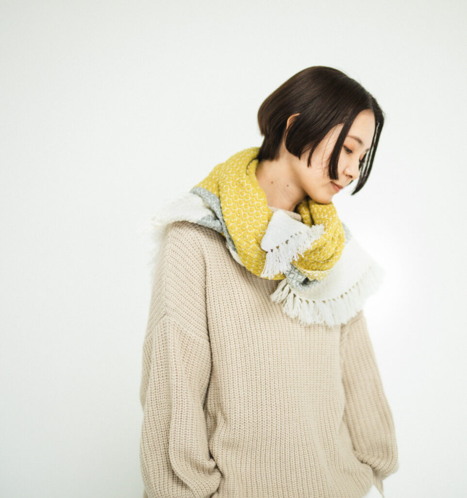 ウールブランケットショール　ドットパターン　KAWARIシリーズ　着用画像