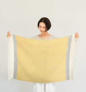 ウールブランケットショール　ドットパターン　KAWARIシリーズ　着用画像
