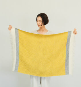 ウールブランケットショール　ドットパターン　KAWARIシリーズ　着用画像