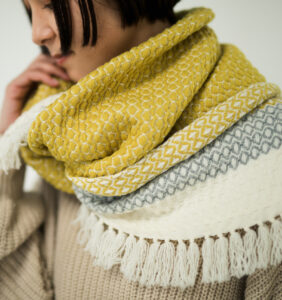 ウールブランケットショール　ドットパターン　KAWARIシリーズ　着用画像