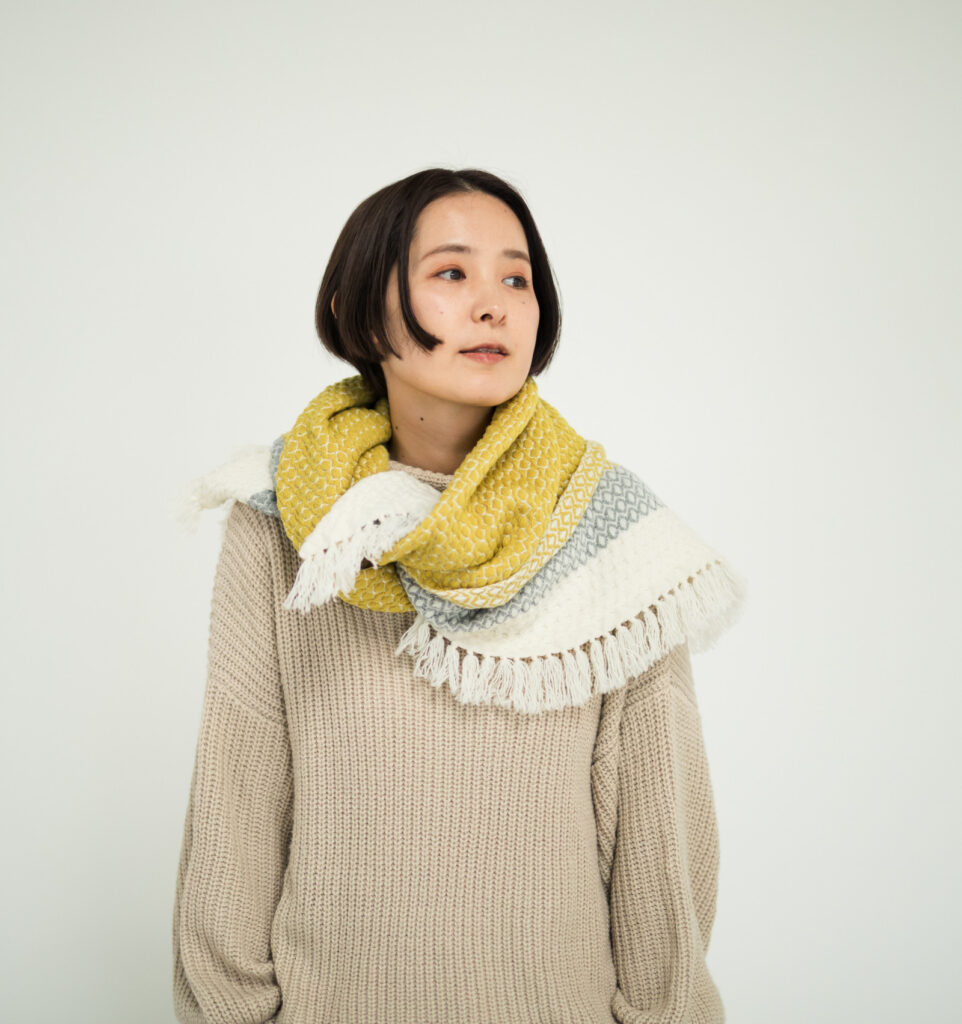 ウールブランケットショール　ドットパターン　KAWARIシリーズ　着用画像