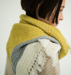 ウールブランケットショール　ドットパターン　KAWARIシリーズ　着用画像