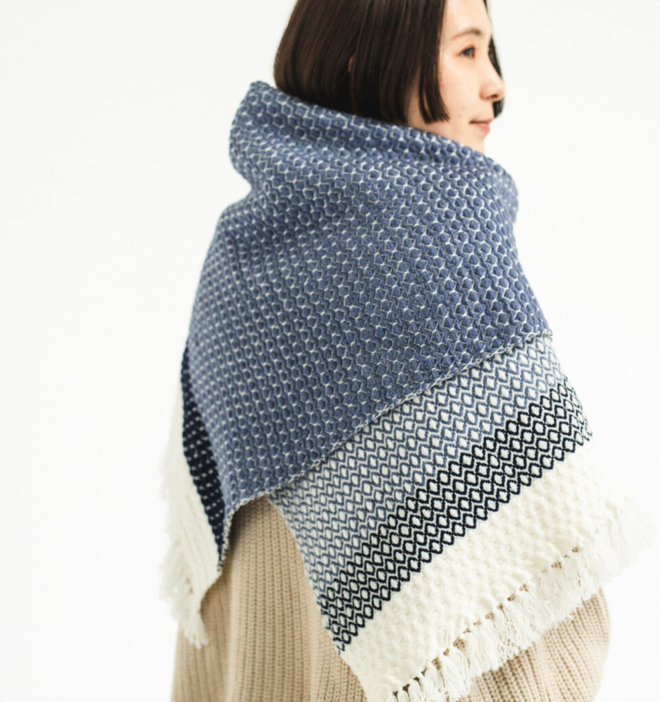 ウールブランケットショール　ドットパターン　KAWARIシリーズ　着用画像