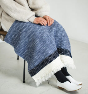 ウールブランケットショール　ドットパターン　KAWARIシリーズ　着用画像