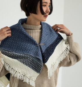 ウールブランケットショール　ドットパターン　KAWARIシリーズ　着用画像
