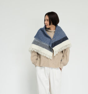 ウールブランケットショール　ドットパターン　KAWARIシリーズ　着用画像