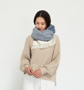 ウールブランケットショール　ドットパターン　KAWARIシリーズ　着用画像