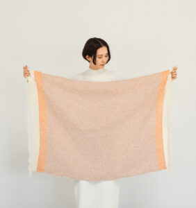 ウールコットンブランケットショール　ヘリンボーン　LOOPシリーズ　着用画像