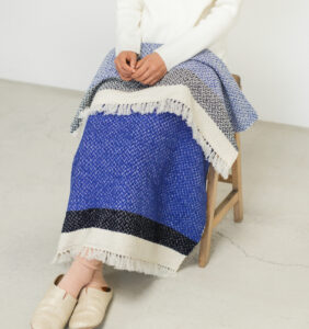 ウールコットンブランケットショール　ヘリンボーン　LOOPシリーズ　着用画像