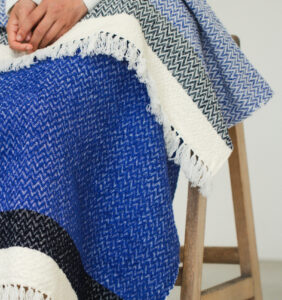 ウールコットンブランケットショール　ヘリンボーン　LOOPシリーズ　着用画像