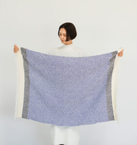 ウールコットンブランケットショール　ヘリンボーン　LOOPシリーズ　着用画像
