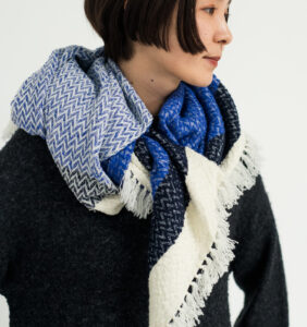 ウールコットンブランケットショール　ヘリンボーン　LOOPシリーズ　着用画像