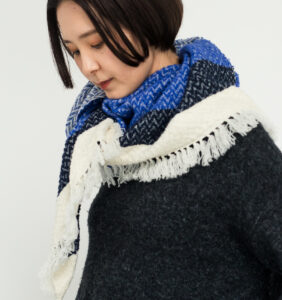 ウールコットンブランケットショール　ヘリンボーン　LOOPシリーズ　着用画像