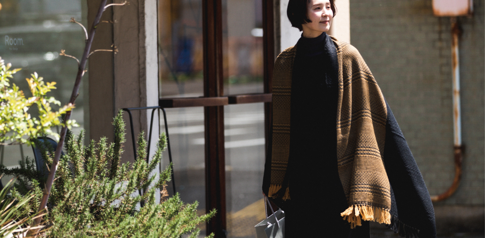 ｋａｗａｒｉ　ウールショール　ウィーブボーダー　着用画像