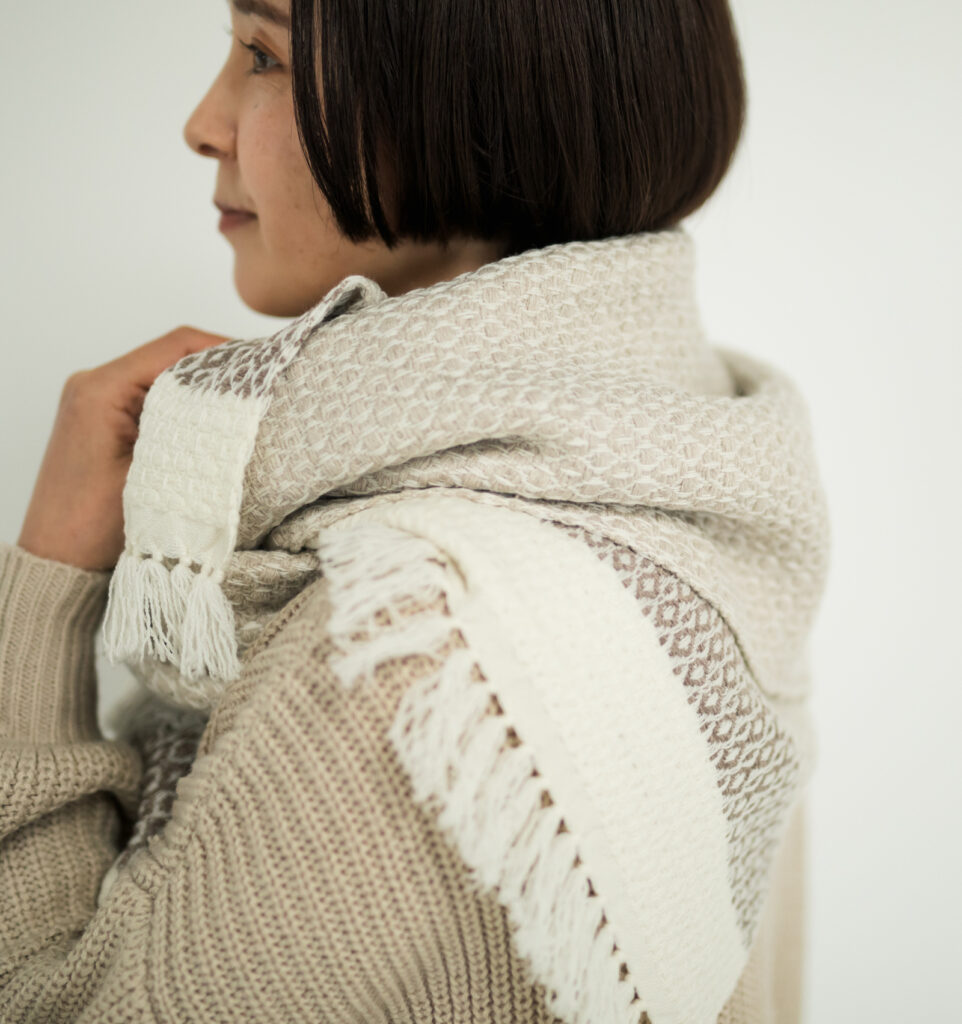 ウールブランケットショール　グラスパターン　KAWARIシリーズ　着用画像