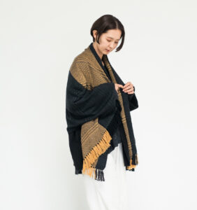 ｋａｗａｒｉ　ウールショール　ウィーブボーダー　着用画像