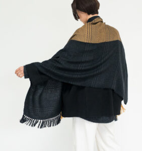 ｋａｗａｒｉ　ウールショール　ウィーブボーダー　着用画像