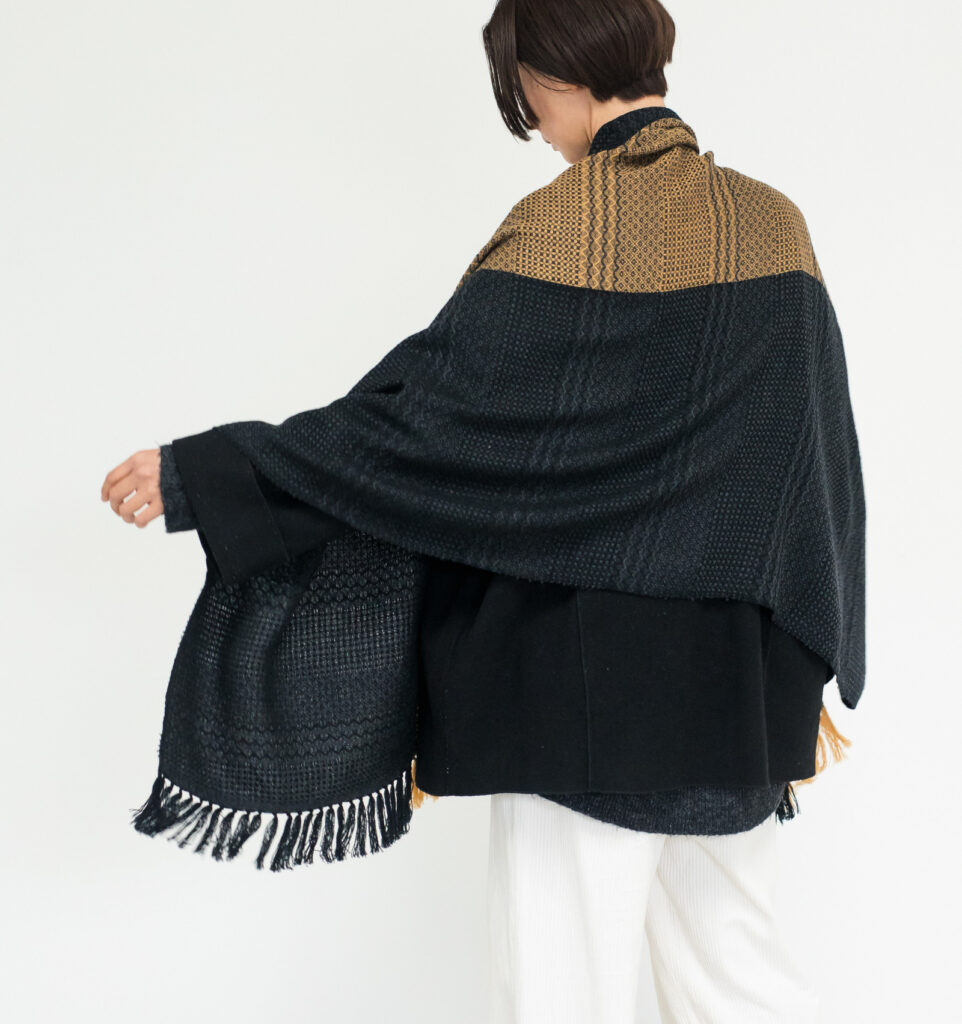 kawari ウールショール ウィーブボーダー 着用画像