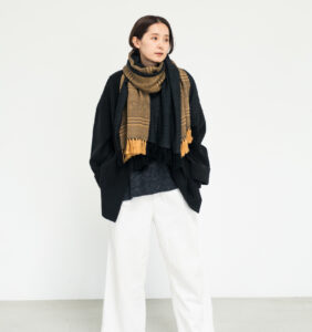 kawari ウールショール ウィーブボーダー 着用画像