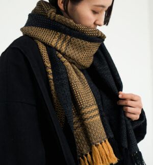 ｋａｗａｒｉ　ウールショール　ウィーブボーダー　着用画像