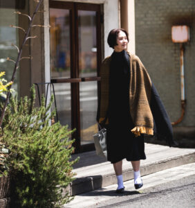 ｋａｗａｒｉ　ウールショール　ウィーブボーダー　着用画像